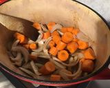 Une image de l'étape 6 de Rôti de porc en cocotte aux carottes,oignons et champignons (cuisson au four).