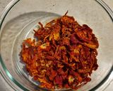 عکس مرحله 1 از دستور سالاد گوجه خشک