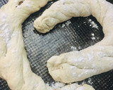Foto del paso 5 de la receta: 🥖PAN RÚSTICO🥖 CASERO🤩 RELLENO CON ALBAHACA FRESCA🌿Y AJO🧄 // CEBOLLA🧅 Y AJÍ🌶