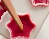 A picture of step 5 of Falsa Popsicles.