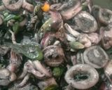 Foto langkah ke 4 dari resep Oseng Cumi Basah.