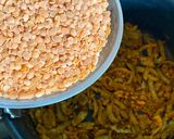 Une image de l'étape 4 de Dahl de lentilles corail au lait de coco.