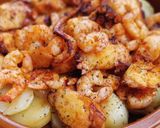 Foto del paso 8 de la receta: Cazuela de patatas con pulpo y gambas al ajillo y pimentón
