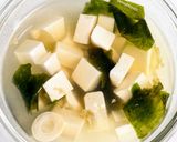 Foto langkah ke 4 dari resep Japanese Clear Soup Tofu with Wakame.