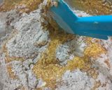 Foto langkah ke 2 dari resep Choco Banana Crumb Cake.