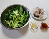 รูปขั้นตอนการทำที่ 2 ของ คะน้าผัดกุ้งนาง
