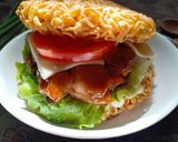 Hình bước làm 5 của món Burger mì gói gà sốt teriyaki
