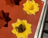 Foto del passaggio 3 della ricetta Mini pandorini di polenta con ripieno di funghi e salsiccia 🍄‍🟫