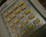 Foto langkah ke 5 dari resep Cookies isi wafer.