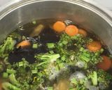 Foto langkah ke 3 dari resep Sop Kimlo Wortel Jamur Kuping.