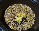 Foto langkah ke 1 dari resep Popcorn Karamel Cokelat.