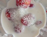 A picture of step 1 of Banana and Strawberry Smoothie.