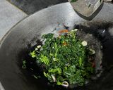 Foto langkah ke 5 dari resep Tumis Daun Pepaya.