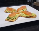 Foto del paso 2 de la receta Tostas con falso guacamole y salmón ahumado