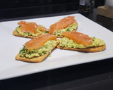 Foto del paso 2 de la receta: Tostas con falso guacamole y salmón ahumado