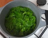 A picture of step 1 of Spinach soup with cucumber noodles.
