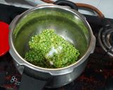 A picture of step 2 of Dana Palak Curry.