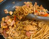 A picture of step 8 of Egg noodles stir-fried with chicken and bacon.