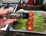Foto del paso 4 de la receta: Muslo de pollo deshuesado al horno con espárrago triguero y tomate y VIDALIM