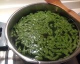 Foto del passaggio 6 della ricetta Filetto di maiale con salsa di mirtilli, spätzle agli spinaci e crema di asparagi