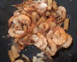 Foto langkah ke 5 dari resep Udang Tumis Mentega.