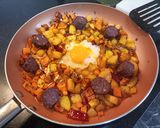 Foto del paso 2 de la receta: Patatas y boniato con huevo y morcilla