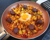 Foto del paso 2 de la receta: Patatas y boniato con huevo y morcilla