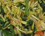 Foto langkah ke 6 dari resep Tumis Kangkung Bunga Pepaya Pedas.