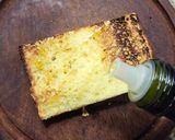 Foto del paso 3 de la receta: 🍅 🫒🧄 🍞 Bruschetta con ricota olivas negras y tomate cherry dorados a la sartén 🍞🧄🫒🍅