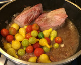 Foto del paso 5 de la receta: Bondiola de cerdo con reducción de cerveza y miel y papas rústicas
