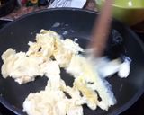 Foto del paso 2 de la receta: Huevos revueltos con queso fresco