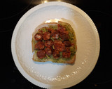 Foto del paso 2 de la receta: Sándwich de chistorra con salsa c. de aguacate a los 3 pimientos