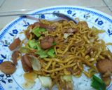 Foto langkah ke 3 dari resep Mie Goreng Sosis Jadul Super Kilat.