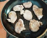 Foto del paso 2 de la receta: Solomillo de cerdo con crema de boletus, tortellini y guarnición de setas