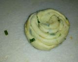 A picture of step 3 of Green garlic laccha paratha.