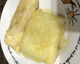Foto del paso 2 de la receta: Supremas de bacalao y merluza en salsa con habas baby