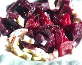 Foto del paso 3 de la receta: Ensalada de remolacha y huevos con toque de orégano 🌿