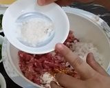 A picture of step 2 of Kachay Qeemay ke kebab.