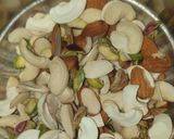 ડ્રાયફ્રુટ ચીક્કી (Dryfruit chikki recipe in Gujarati) રેસીપી સ્ટેપ1ફોટો