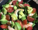 Foto del paso 2 de la receta: Ensalada de espinacas con tomate, langostinos y aguacate