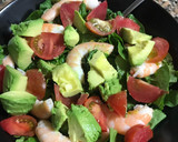 Foto del paso 2 de la receta: Ensalada de espinacas con tomate, langostinos y aguacate