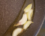 Foto del paso 1 de la receta: Champiñones Salteados con ajo, cebolla y soja dulce