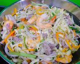 Hình bước làm 5 của món Mì xào tôm rau củ và nấm đùi gà