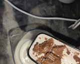 A picture of step 2 of KitKat shake.
