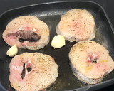 Foto del paso 4 de la receta: Tronco de merluza a la plancha con gambones