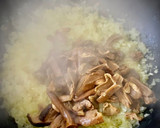 Foto del paso 3 de la receta: Pularda en salsa de setas y sabor Cookpad con patatas baby