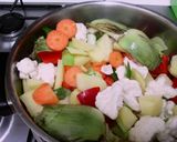 Foto del paso 1 de la receta Caldero de patatas con alcachofas, coliflor y migas de bacalao