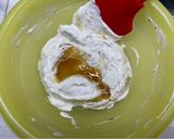 Foto del passaggio 4 della ricetta Cheesecake al basilico, limone e miele con yogurt, pinoli e morette di rovo