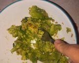 Foto del paso 2 de la receta: Desayuno de tostadas con palta y huevo 🤗