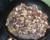 Hình bước làm 3 của món Hoa thiên lý xào tim gà